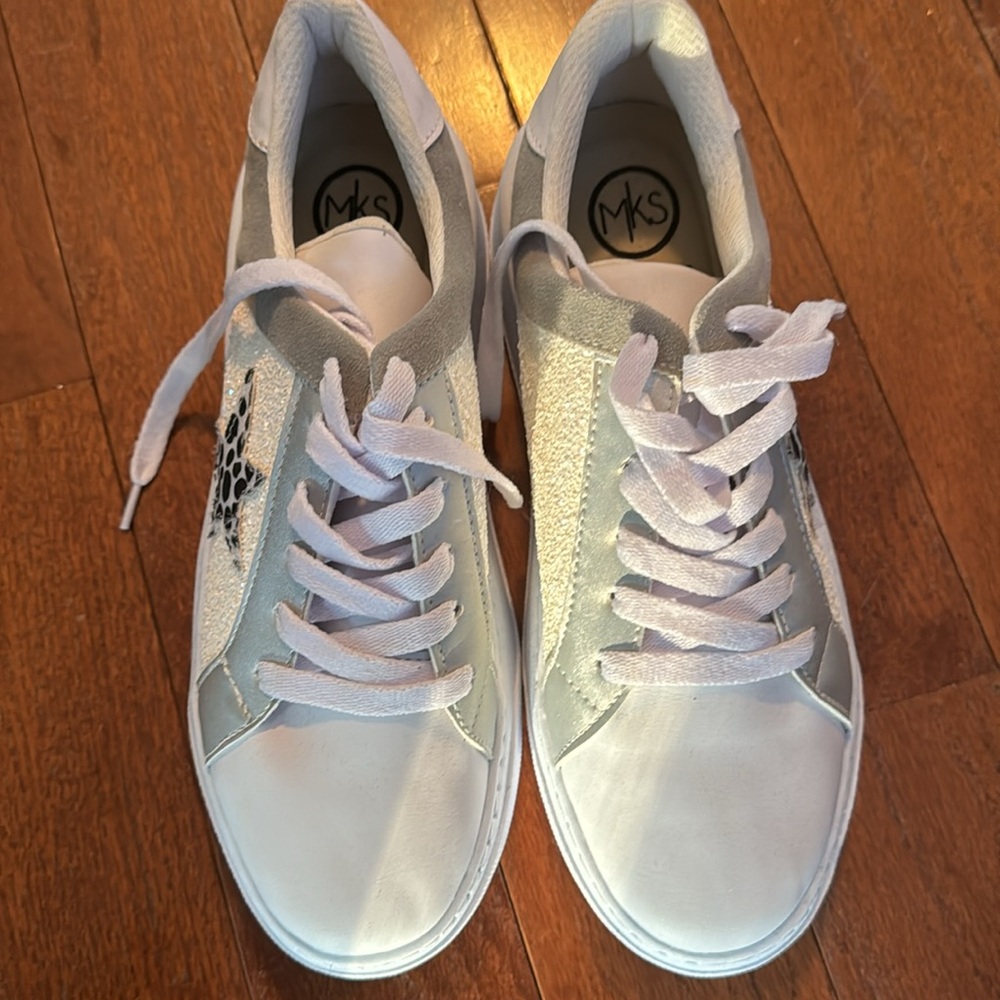 Cute NWOT Sneakers 9 - Picture 2 of 4